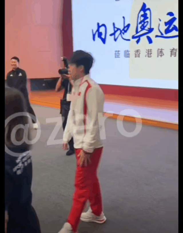 莎莎，这是又调皮了吗？
又开始学他哥走路了吗？
这个膝盖不打弯的样子，简直是太像