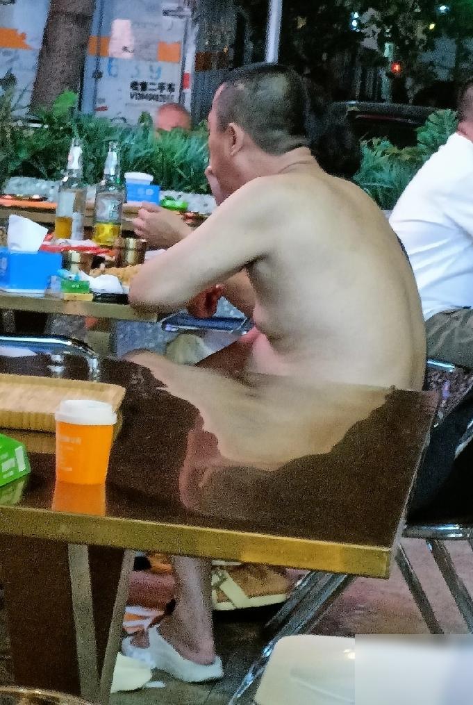 公公每天都光着膀子在家晃，我说了800遍他不听。夏天热，他说背心穿着不舒服，在自