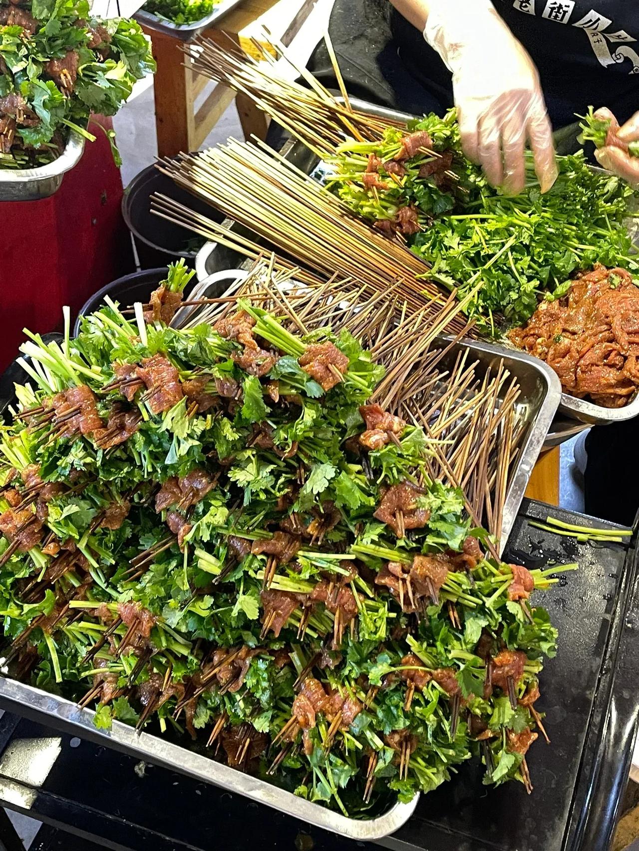 成都西门老社区的串串…不会失望

外地的朋友来，我都要带他们去吃，饭点一般都要排