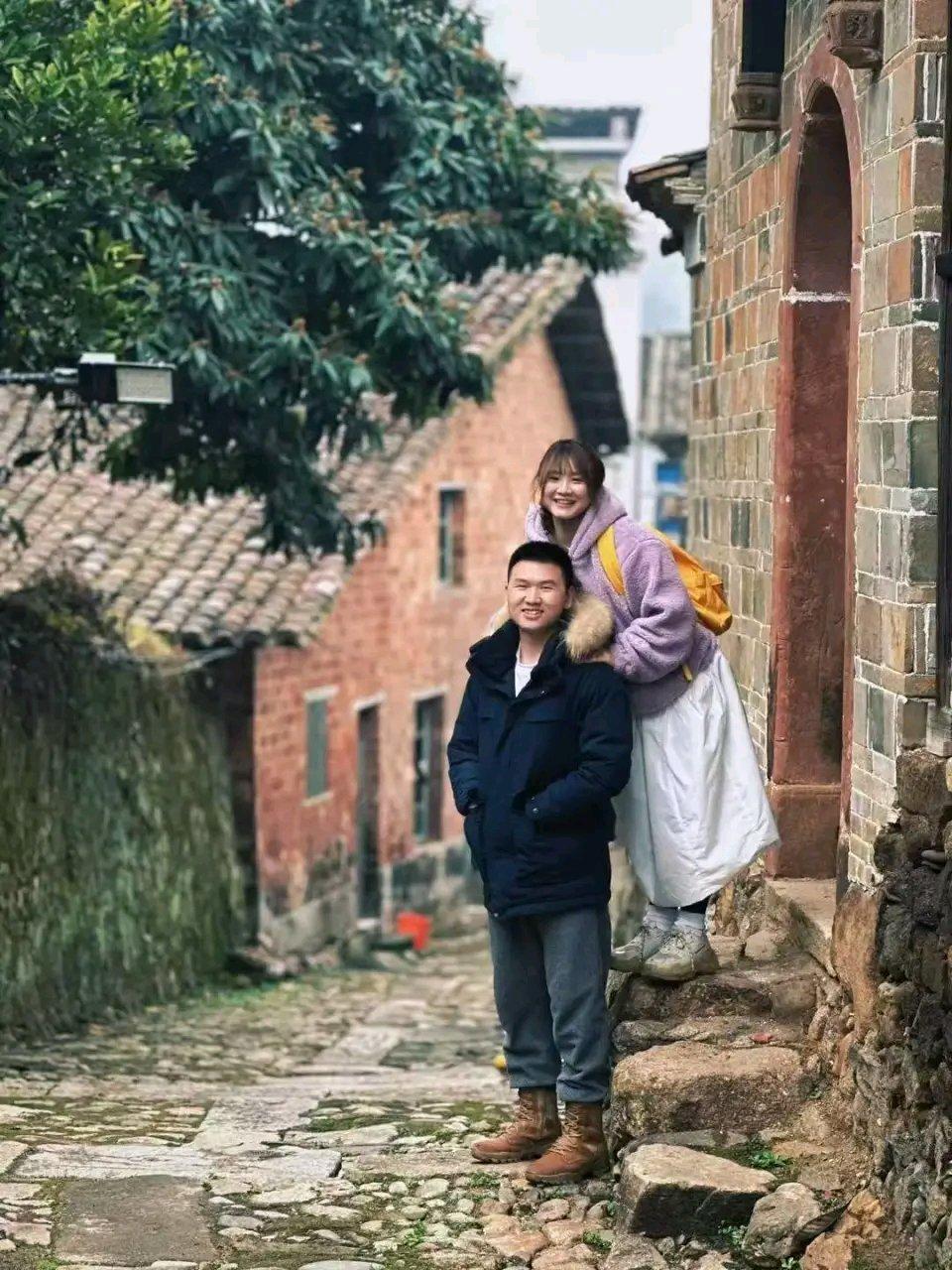 江西小伙梅林和四川女友小璐的爱情故事太好哭了！他俩2023年相识于网络，小璐一开