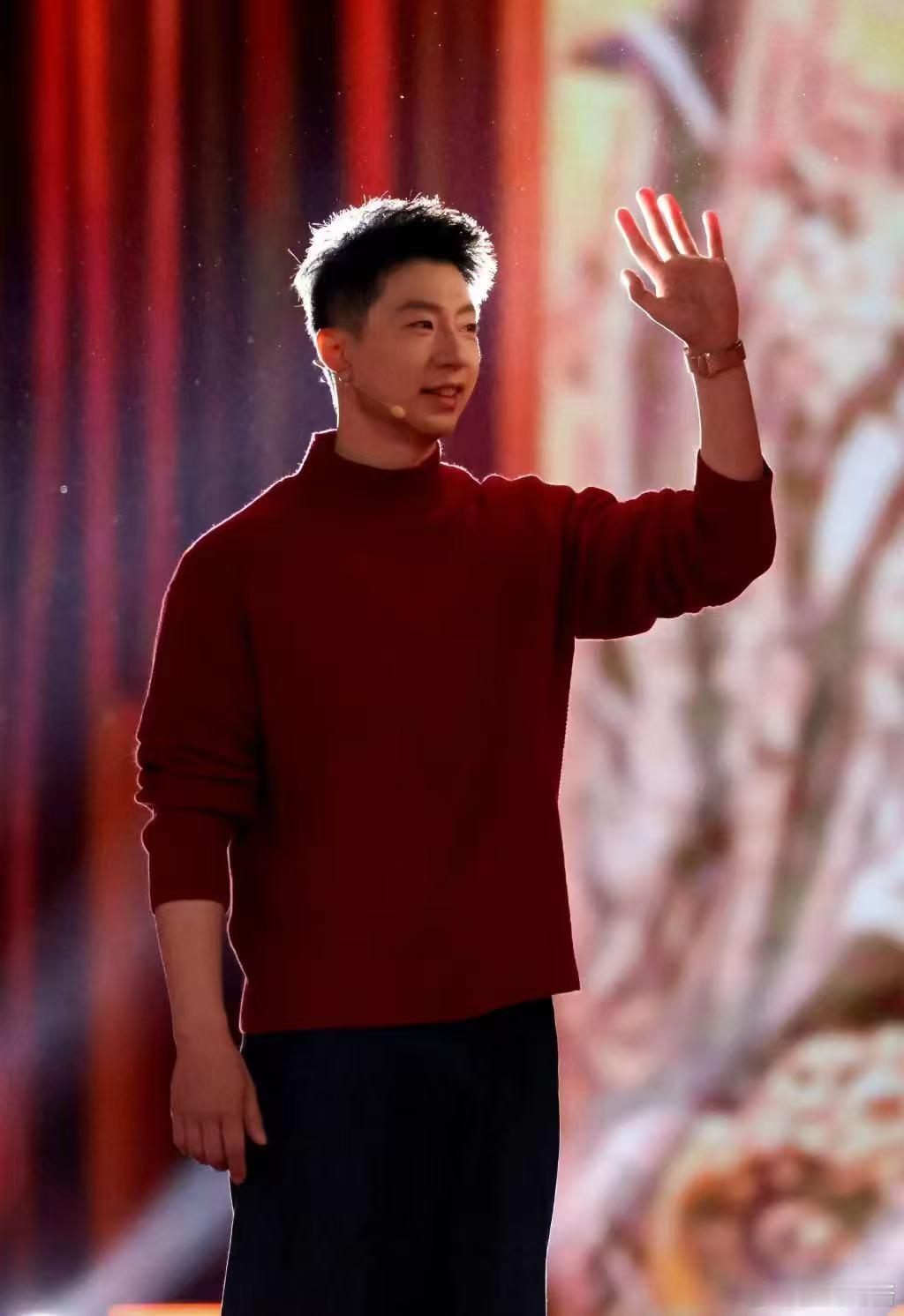 马龙新年大片 红装映传奇，热爱永不谢幕！从伦敦到巴黎，6枚奥运金牌铸就体坛神话，