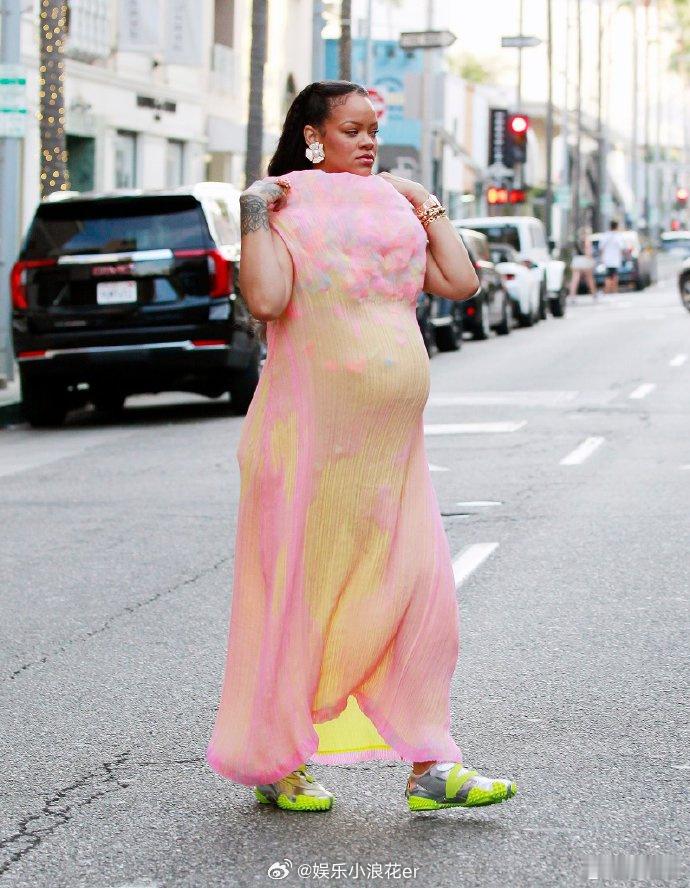 蕾哈娜孕妇装街拍蕾哈娜挺孕肚街拍 三胎宝妈蕾哈娜 (Rihanna) 出街！ ​