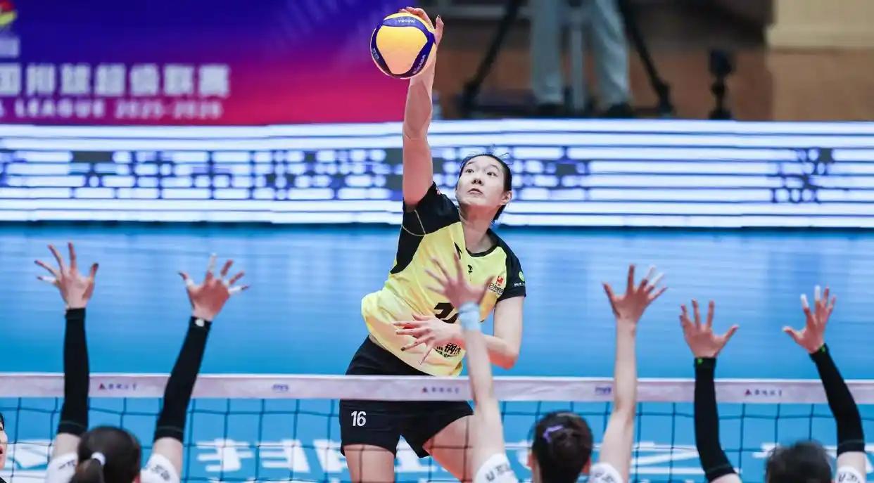 昨晚女排联赛三四名争夺战中出现了争议球，引发了关于申诉球为界内却无鹰眼回放原因的