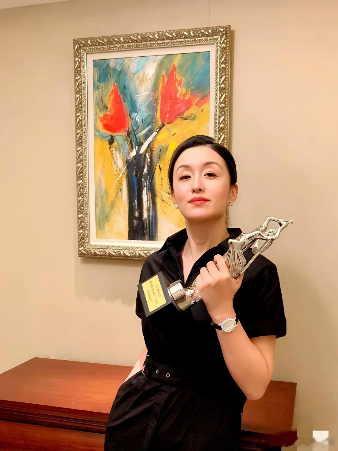 秦雯署名的《爱情没有神话》恢复上线，伴随唐嫣新剧宣传海报一起重回热搜，这波危机算