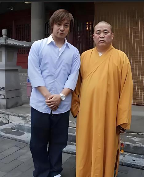 释小龙自年幼时便跟随释永信学习少林武术，深受师父教诲。如今师父被查，释小龙保持沉
