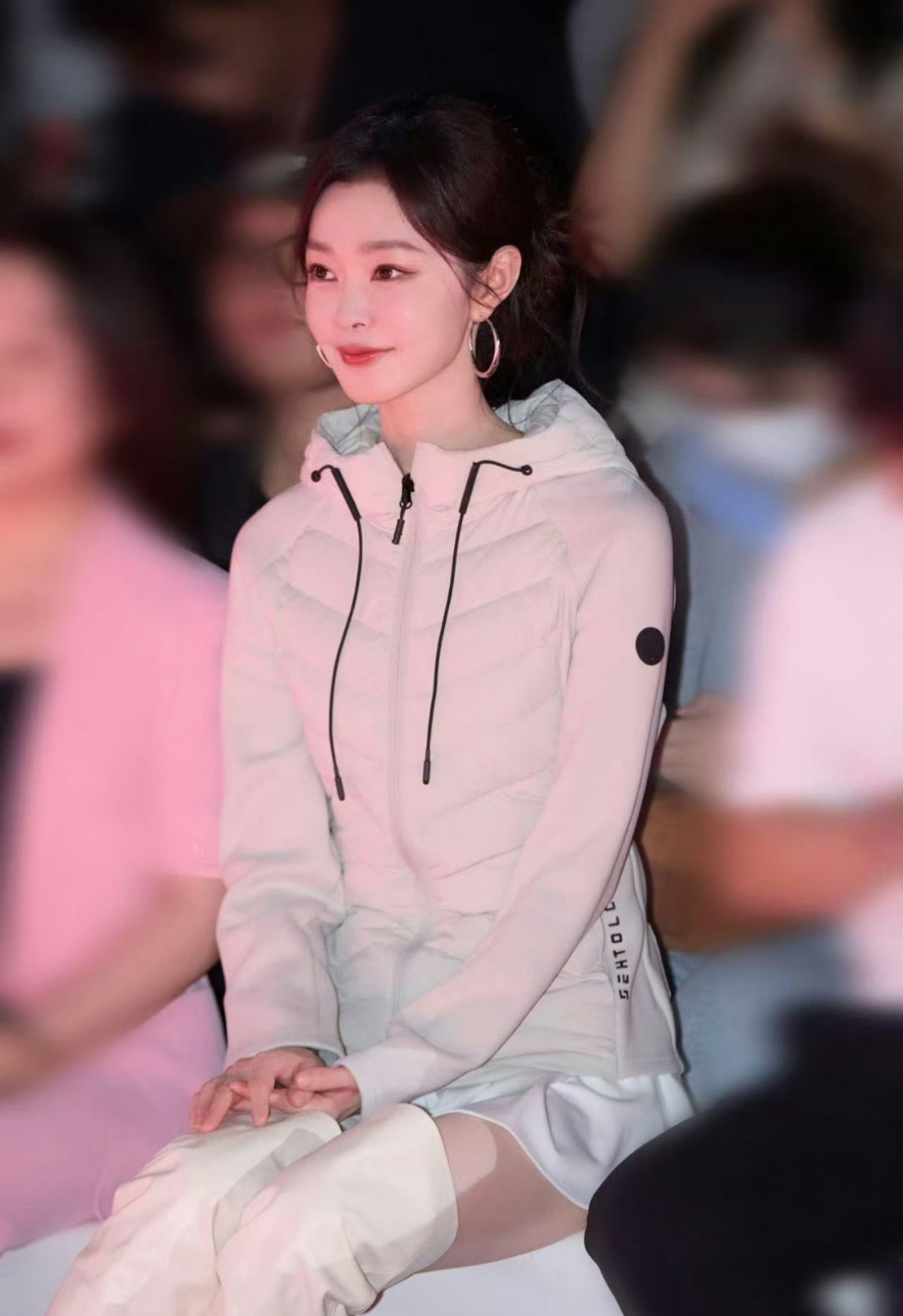 宋轶怎么美成这样了，坐在台下看秀，就算光线暗也挡不住她发光，又美出了新高度！！ 