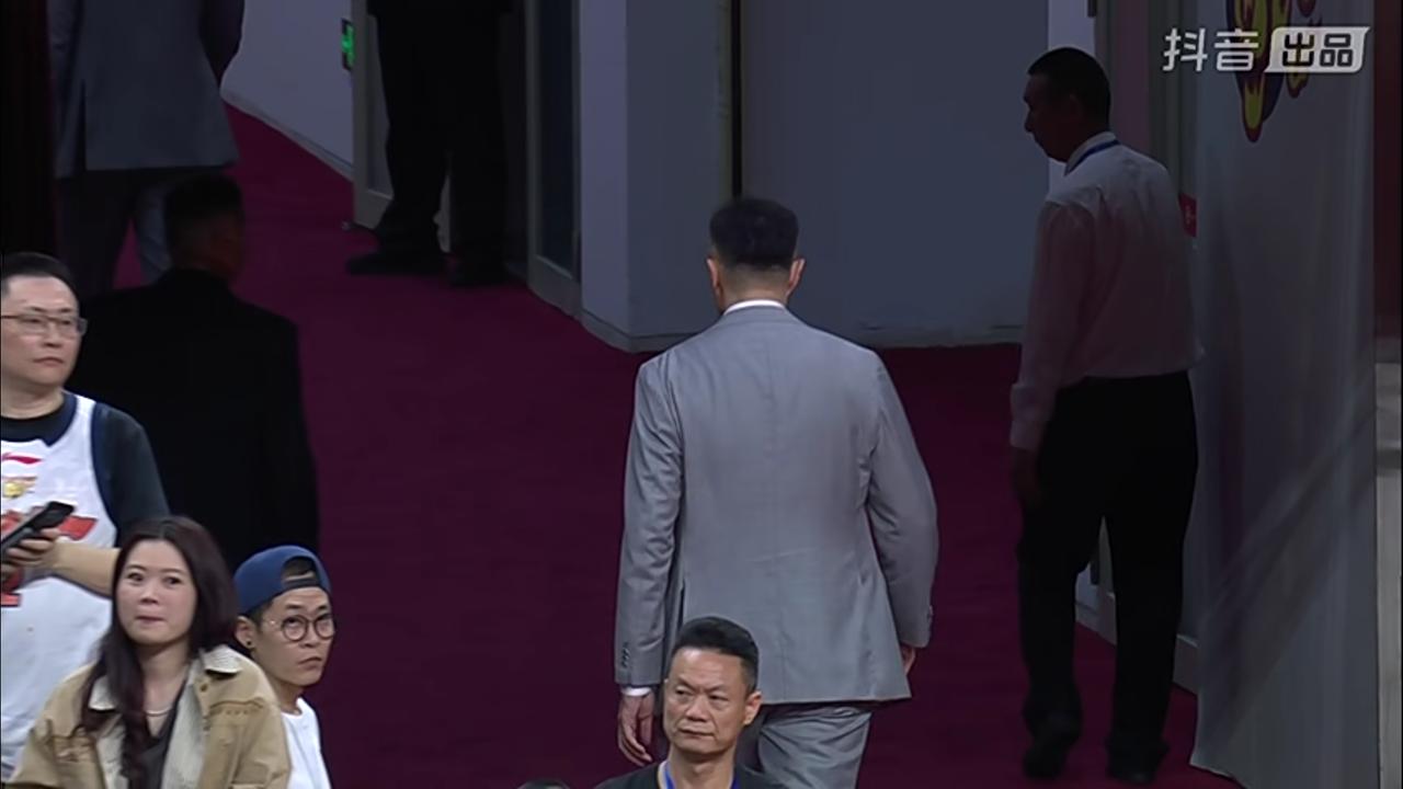 【广东东阳光主场爆冷惨败广州龙狮，在三局两胜淘汰赛中失去主场优势，赛后主教练杜峰