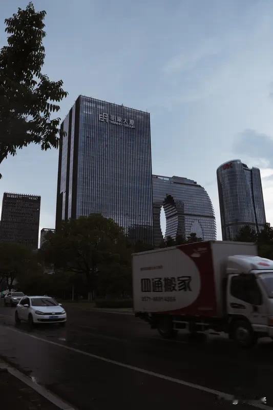 【过年费】区域差异着实不小。在杭州，企业退休人员过年能够领到1200元过节费，还