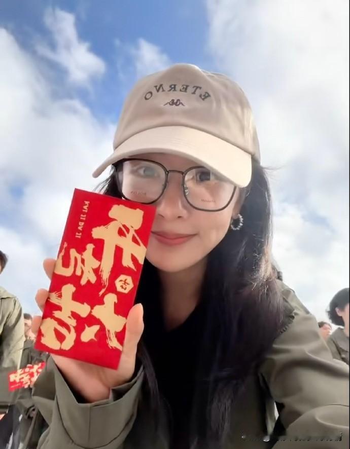 杨紫又在剧组度过跨年，这份深耕角色的敬业模样太让人动容！

镜头前她是鲜活角色，