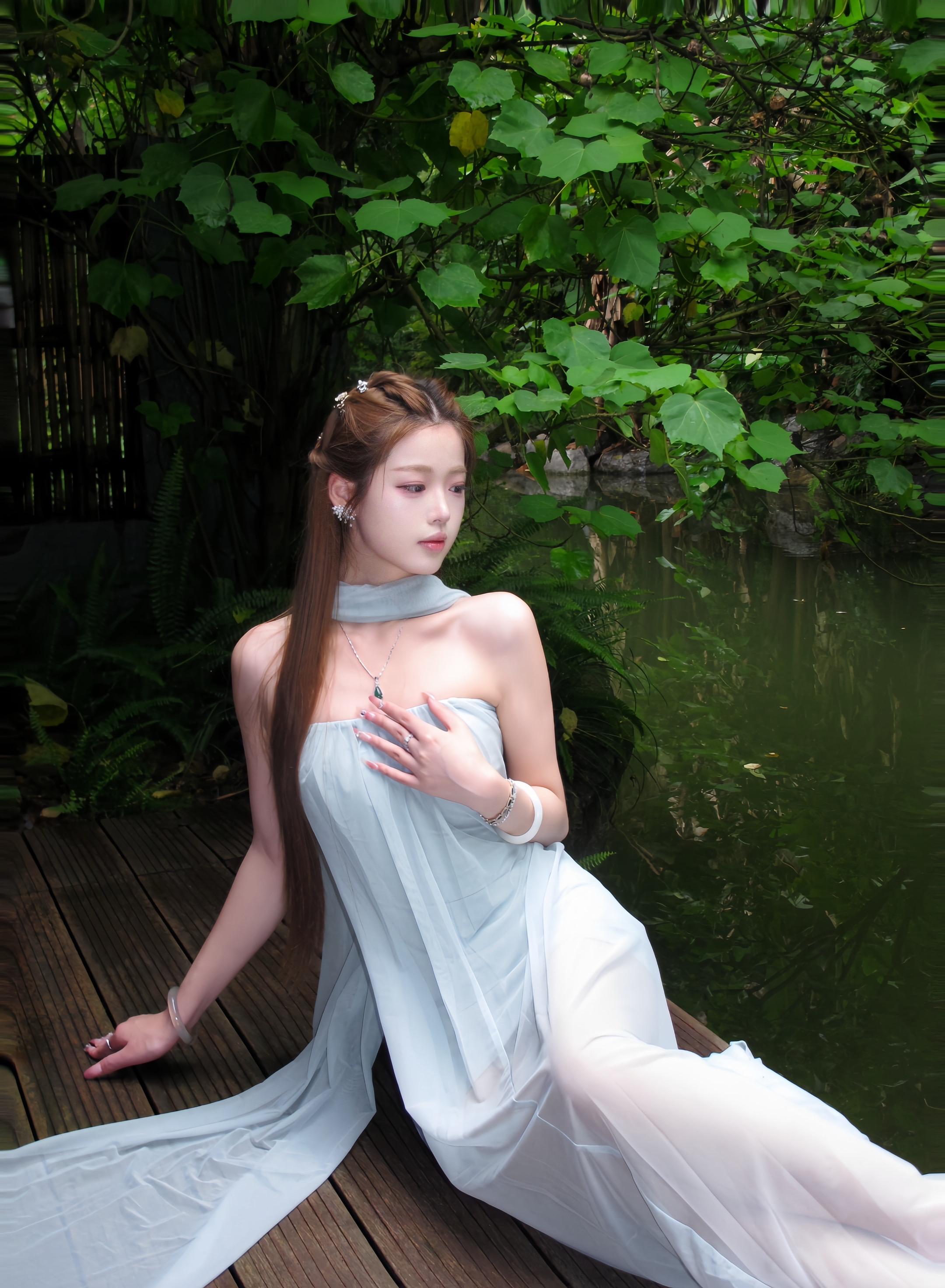 人就像一棵树 在流泪的同时 也在浇灌自己 等眼泪流干了 也就长大了