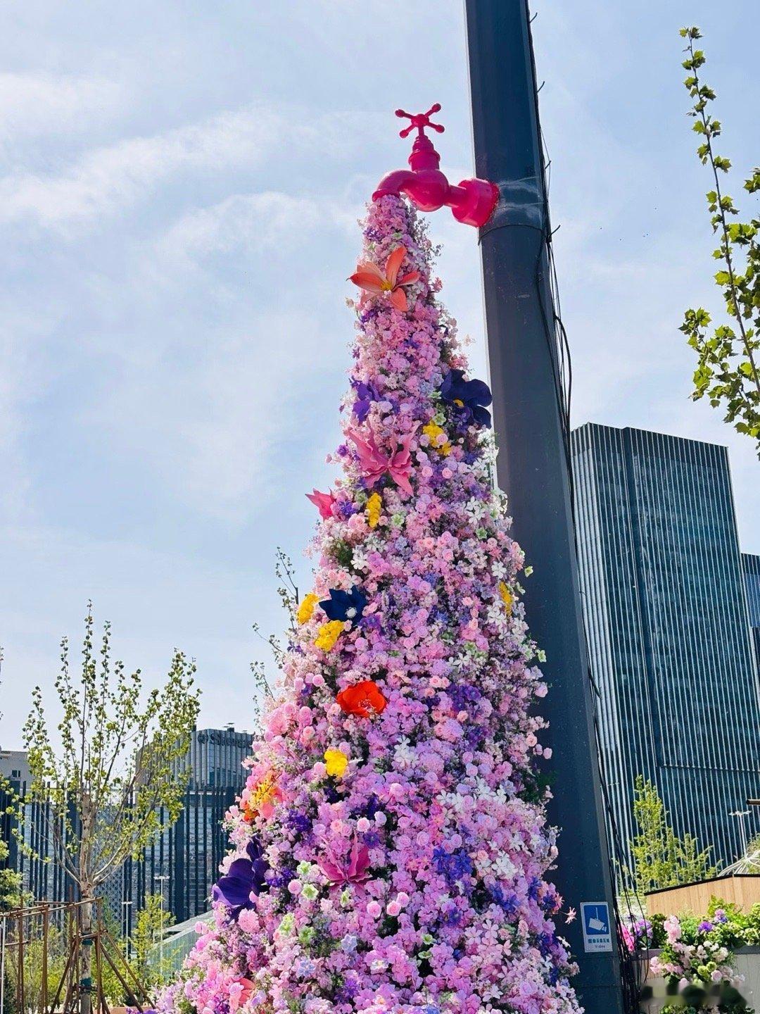 花展最全打卡指南来了 京城各处花境错落铺展，景致层次丰富。漫步街巷与园区，繁花环