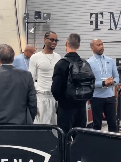 纳什拍了一下亚历山大的肩膀：我是加拿大第一个在nba拿mvp的球员。

看着像段