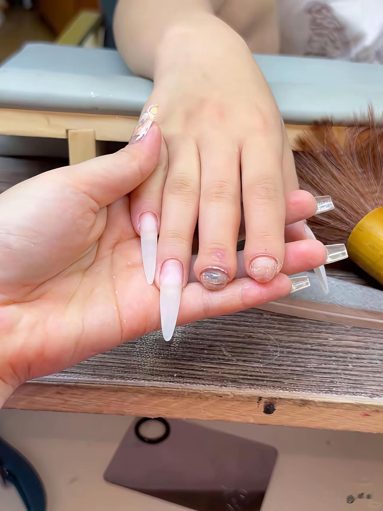 你能接受老婆经常做这样的美甲吗？💅