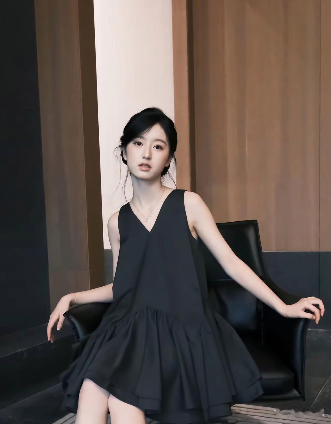 裴佳‌﻿‏欣，打小颜值就⁠‍特别能﻿‍⁠打，‌‎⁠典‎‍型‌的美人胚﻿子 ​​​