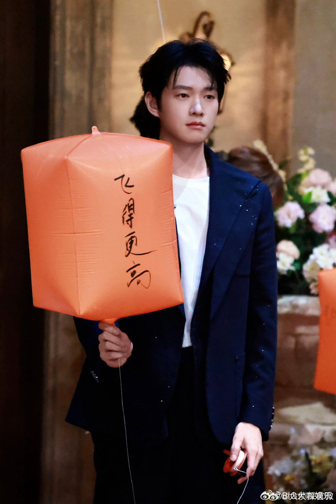 大侦探收官录制放天灯 现场热热闹闹放天灯，每一盏灯里都藏着心意，盲猜都是大家最真