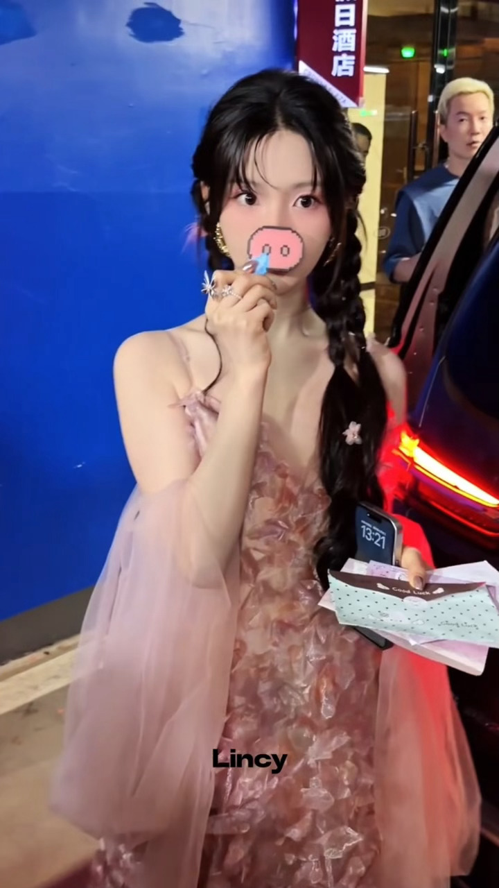 杨超越饭撒有求必应杨超越拿粉丝手机自拍 杨超越。。。你想饭撒出怎样的人生 完全有