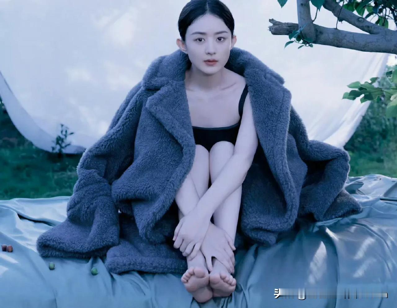 杨幂冷艳的冬日氛围，毛茸茸的披风与裸露的肌肤形成鲜明对比，散发着神秘与高贵的气息