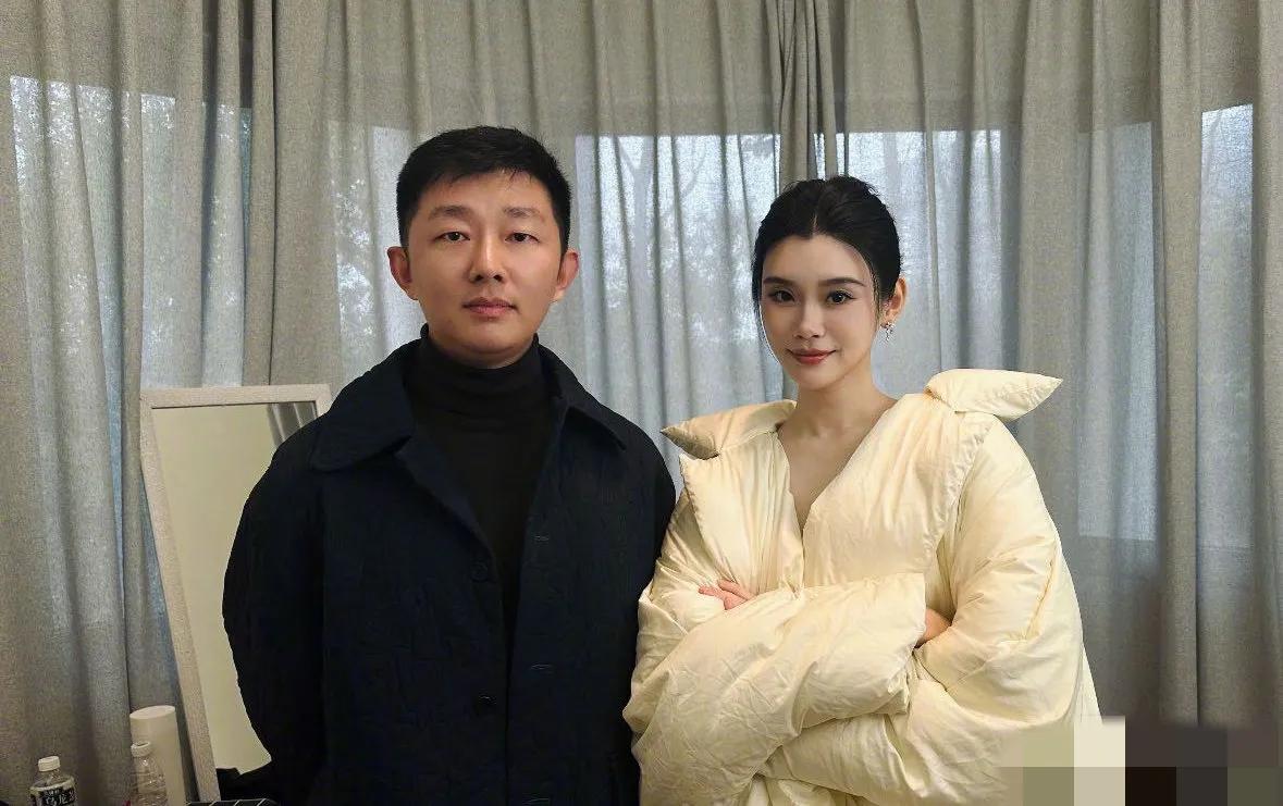 来直观感受下奚梦瑶的头有多小。所以明星真的不是人人都能当的，能当上超模，条件真的