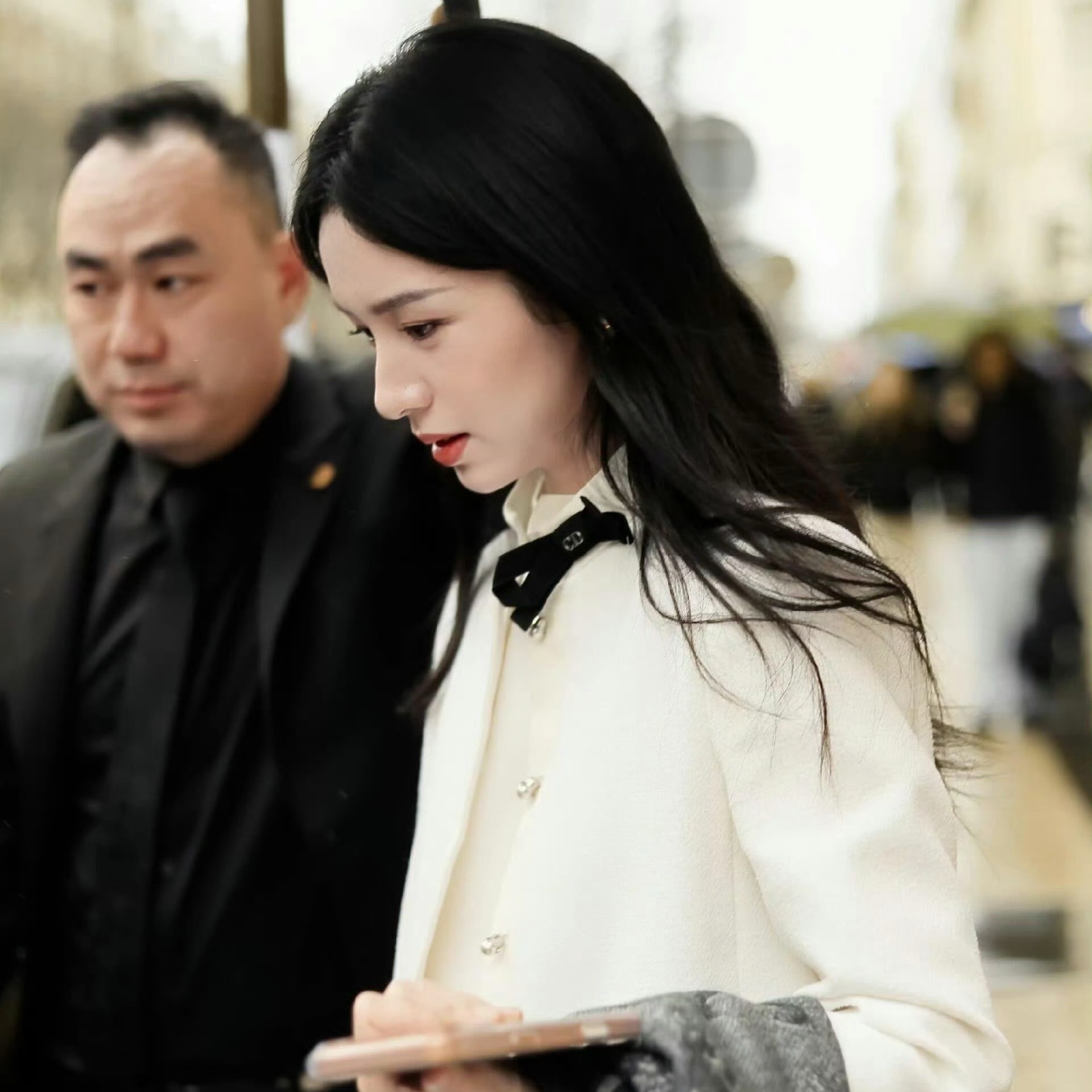 娃去踢球了 ～ 他下车奔跑到队伍中的时候～我心情愉悦😊！太愉悦了！回家买了一杯