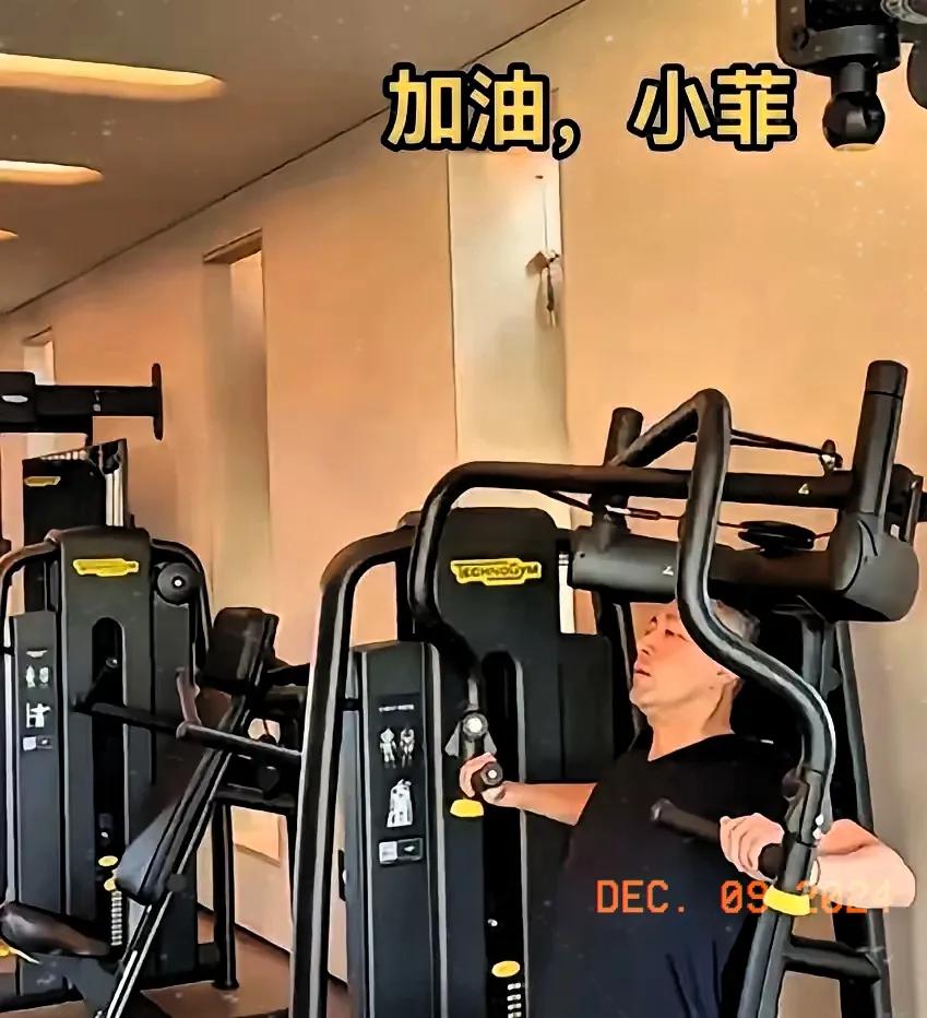 大S看到会哭，一个曾经那么爱她的汪小菲已经离她越来越远。你想啊，这对小情侣当年可