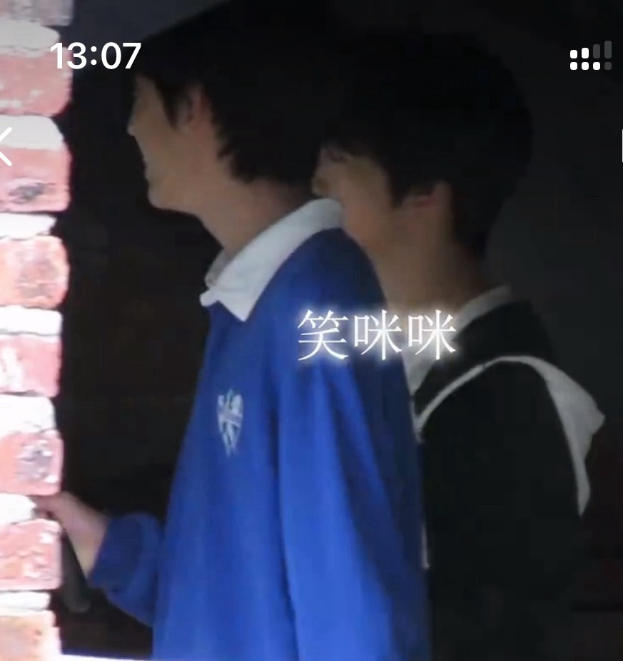 我都乐了 经过这面墙前两口子还是笑眯眯凑一起聊天的状态 经过这面墙出来后立马自觉