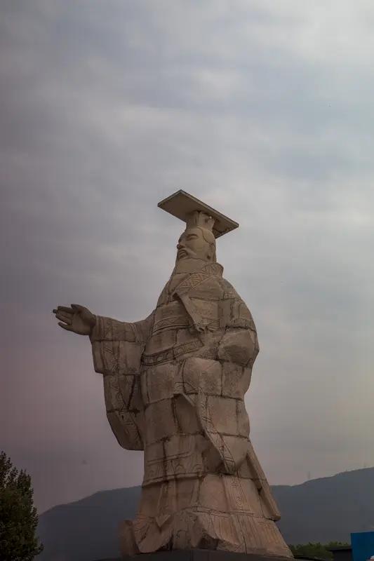 我还挺认可“人生就是磨难”这句话的。就像秦始皇统一六国，踏过尸山血海；李世民治国