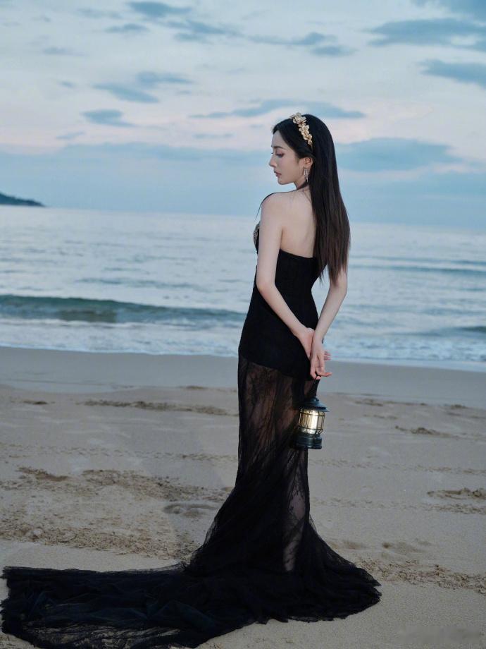#杨幂金桂冠黑纱裙##杨幂提灯照亮前路# 杨幂生日写真，金桂冠黑纱裙赋予她女王般