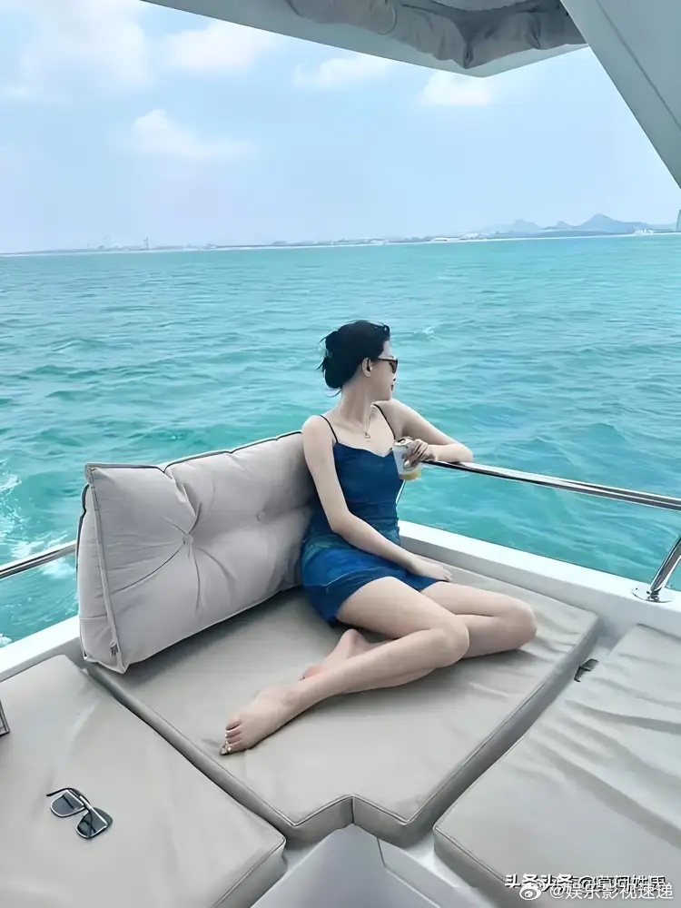 还记得孙怡的睡姿热搜不？现在再提她，可不止是腿精了。新浪娱乐早算过，她官方身高1