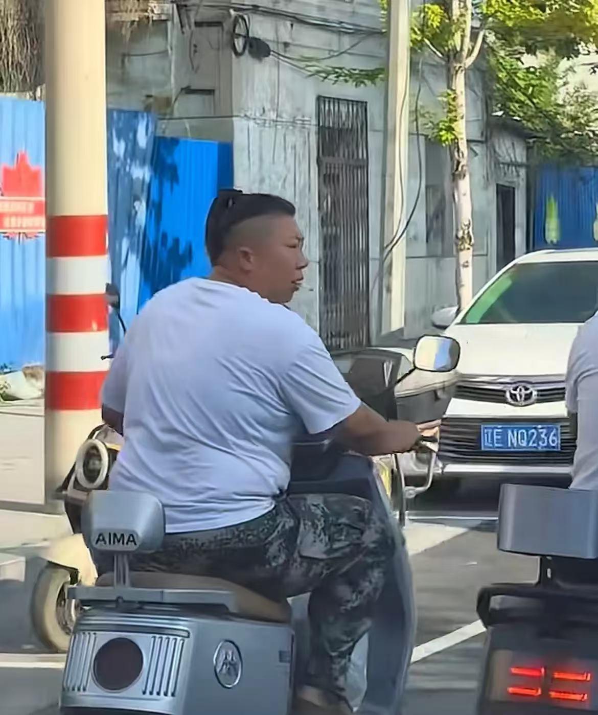 东北雨姐近照曝光！

我的天呀，这背影和动作，比男人更男人！有人在辽宁本溪偶遇到