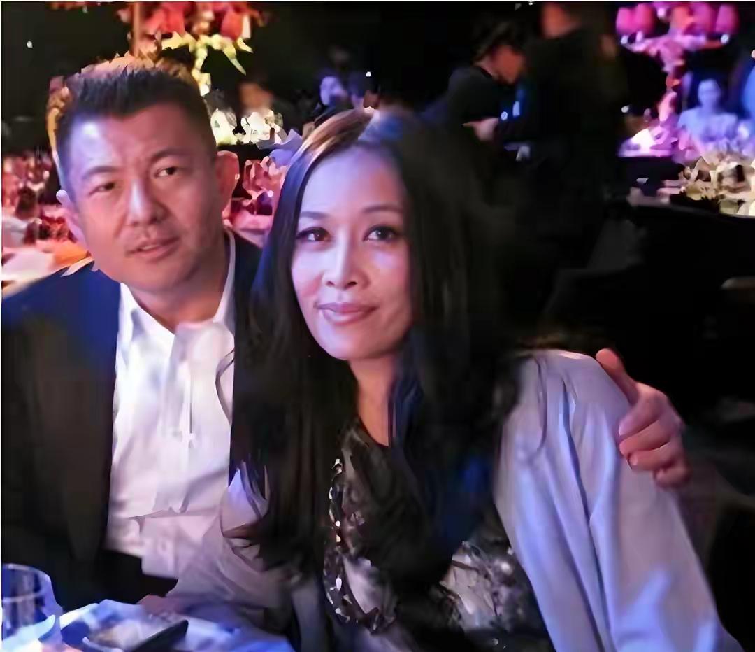 那英和孟桐一样的年纪，都快60岁了，这个年纪了，孩子又大了，婚姻涉及的经济财产方