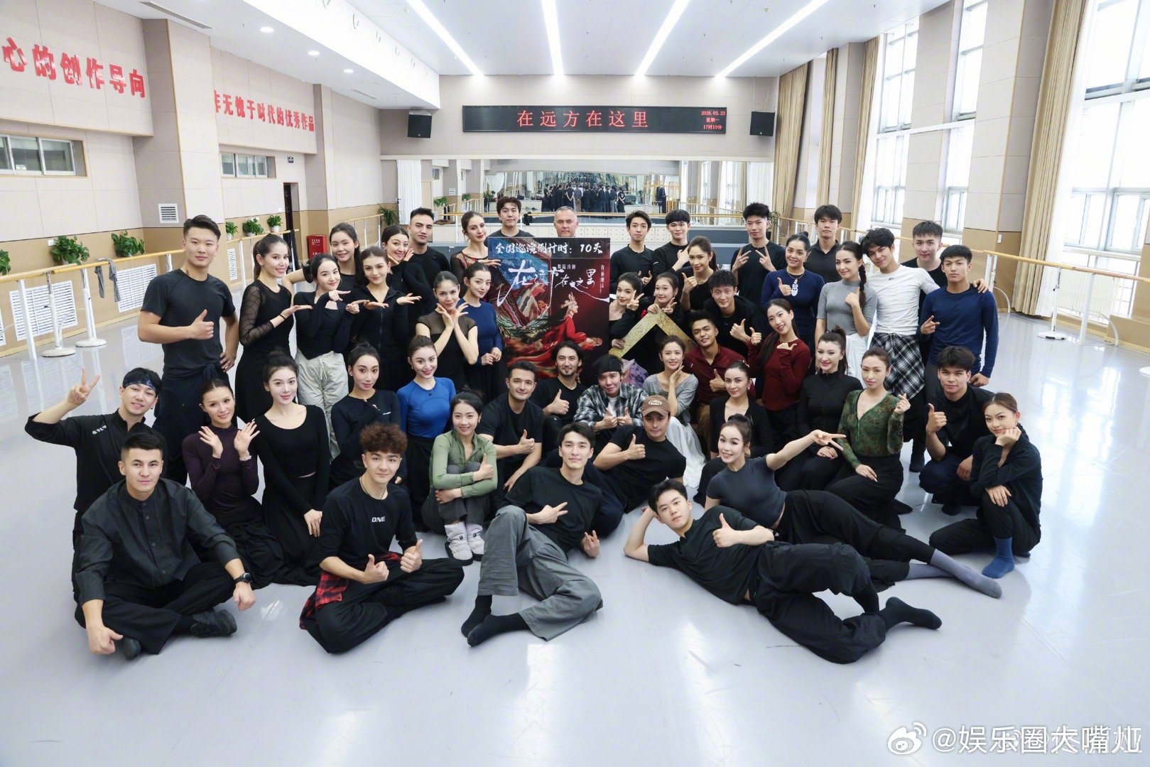 冯小刚徐帆看佟丽娅舞剧 佟丽娅跨界舞台交出亮眼答卷，主演舞剧《在远方在这里》好评