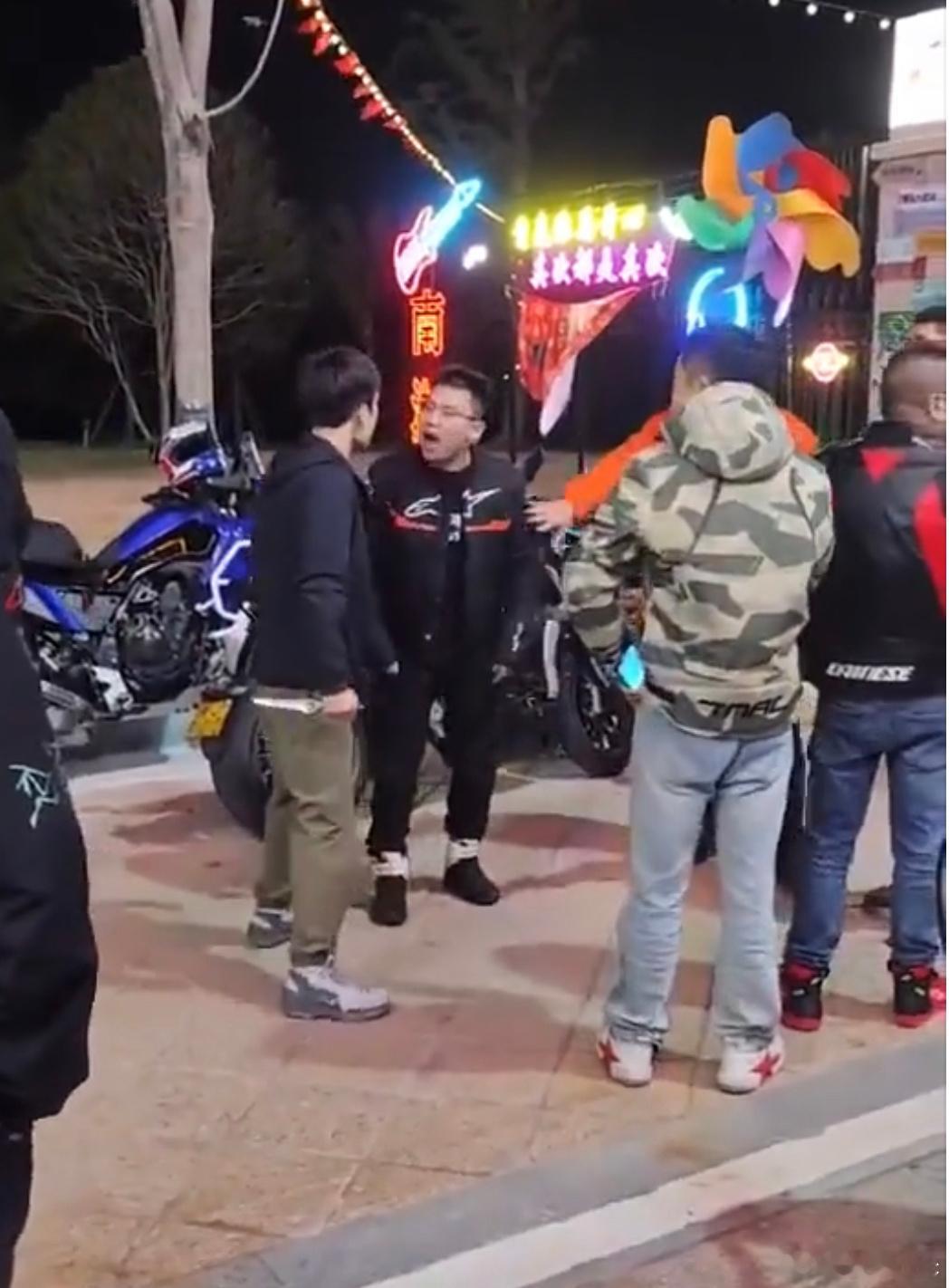被捅的不是那个嘴臭的徐某，看上去像一个见义勇为的….从拿刀那一刻，性质就变了，不