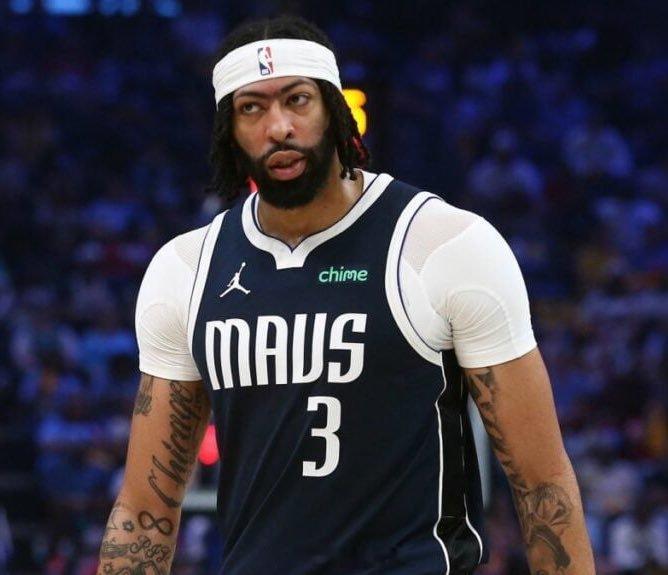 独行侠官方宣布，安东尼·戴维斯在独行侠战胜步行者的比赛中遭遇轻微小腿拉伤。AD将