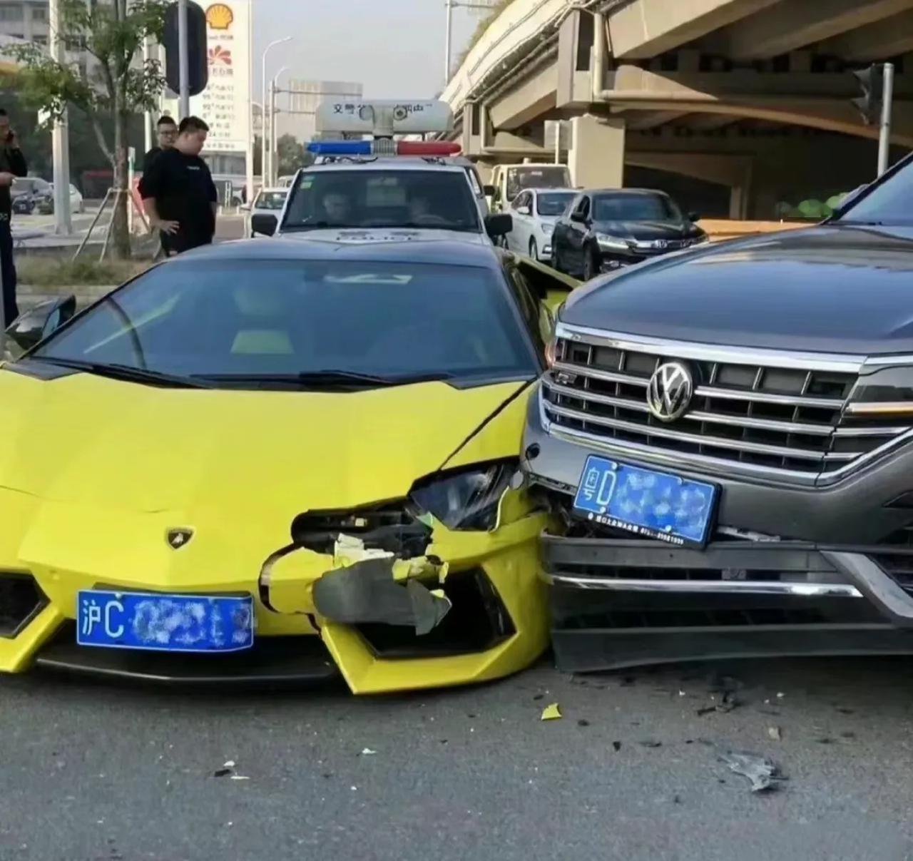 一网友发朋友圈炫耀他表哥70万新买的二手兰博基尼第一天上路就撞报废，保险赔了14