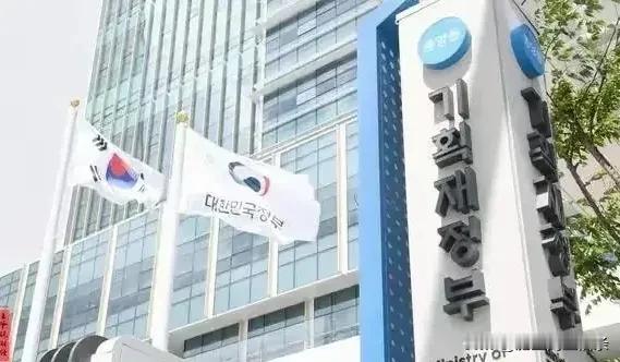 韩国降息25个基点应对美国加税，韩国经济被誉为全球经济的“金丝雀”，意思就是韩国