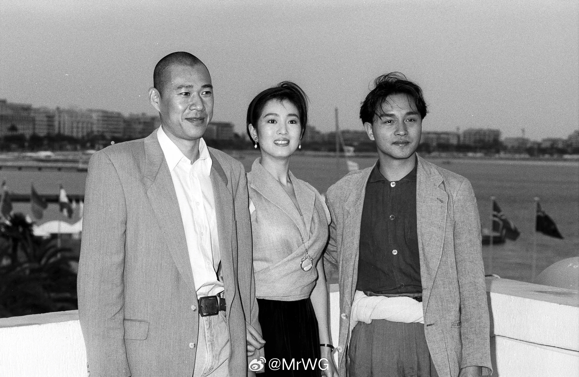 张国荣搭乘花絮去幕后 那年意气风发时，海滨的“蝶衣”，俊逸帅气——1993戛纳电