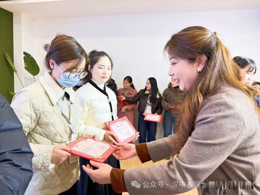 12月24日，汉台区城东幼儿园2025年秋季学期家委员会暨伙委会温馨启幕。家委会