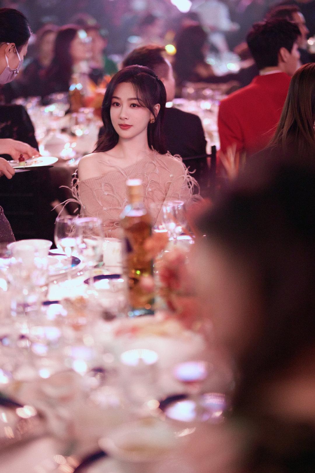 [哇] #杨紫黄瀛子# 是如何被你动摇了心跳，想立刻搬进你眼中停靠。​​​