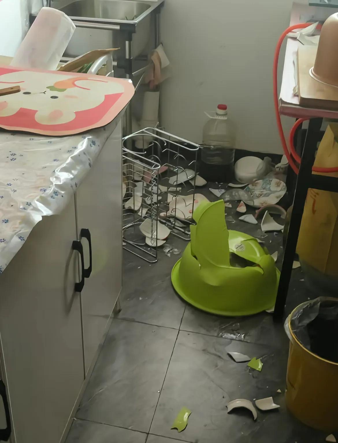 女子拿丈夫15万血汗钱给弟弟买车，丈夫怒烧结婚照离婚了，你怎么看？
发生在湖北的