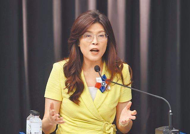 我们不能把祖国统一的希望寄托在国民党身上。洪秀柱和郑丽文这两位国民党人物，虽然都