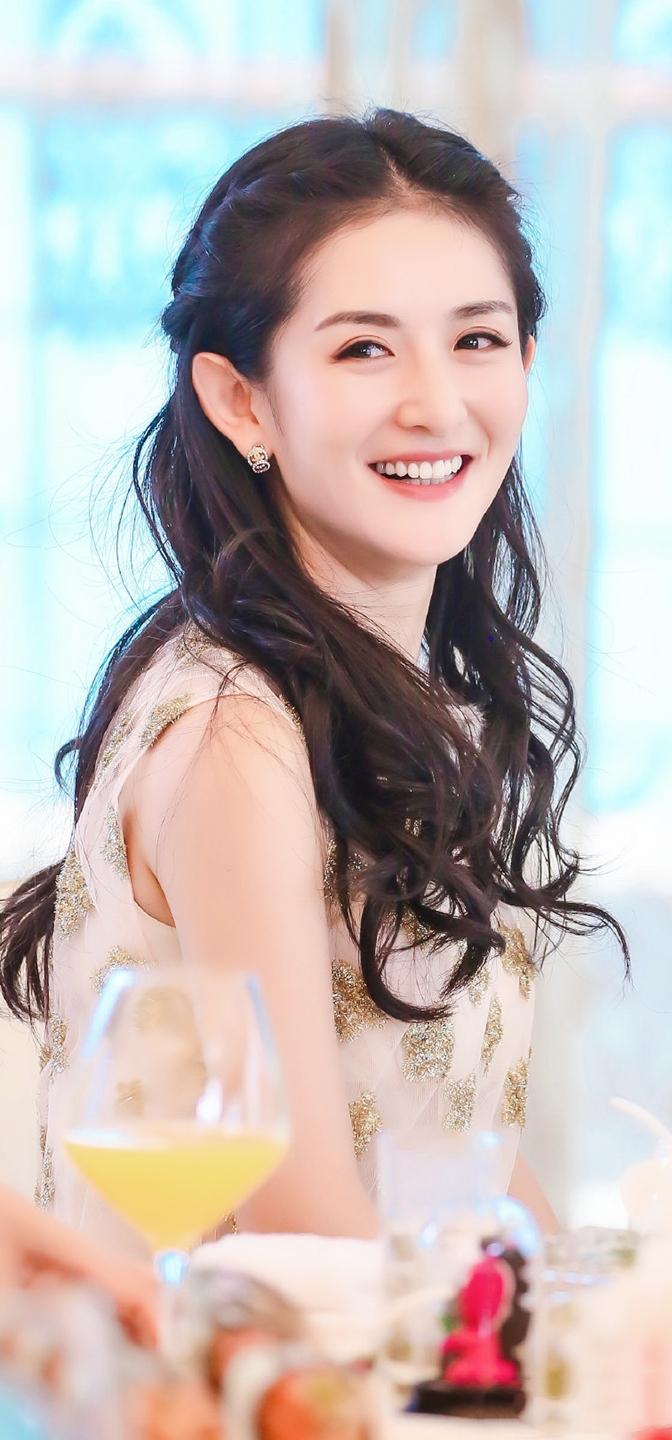 谢娜官宣个人巡演引发的争议，戳中了内娱跨界乱象的痛点。观众并非反对“追梦”，而是