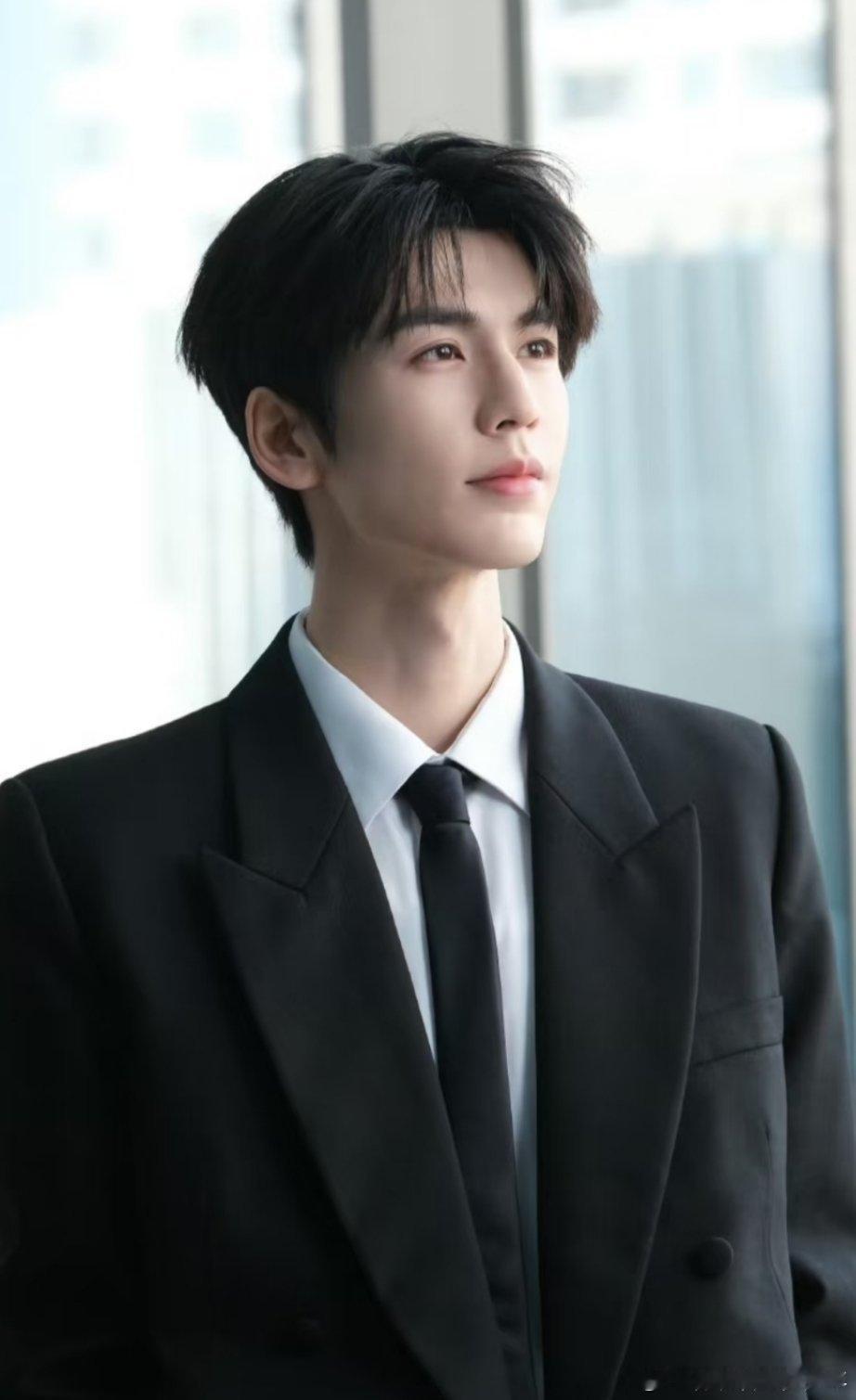 张凌赫 兰蔻现在已经和平解决，这事以品牌纠正自己的错误解决也算是恰当合理的，张凌