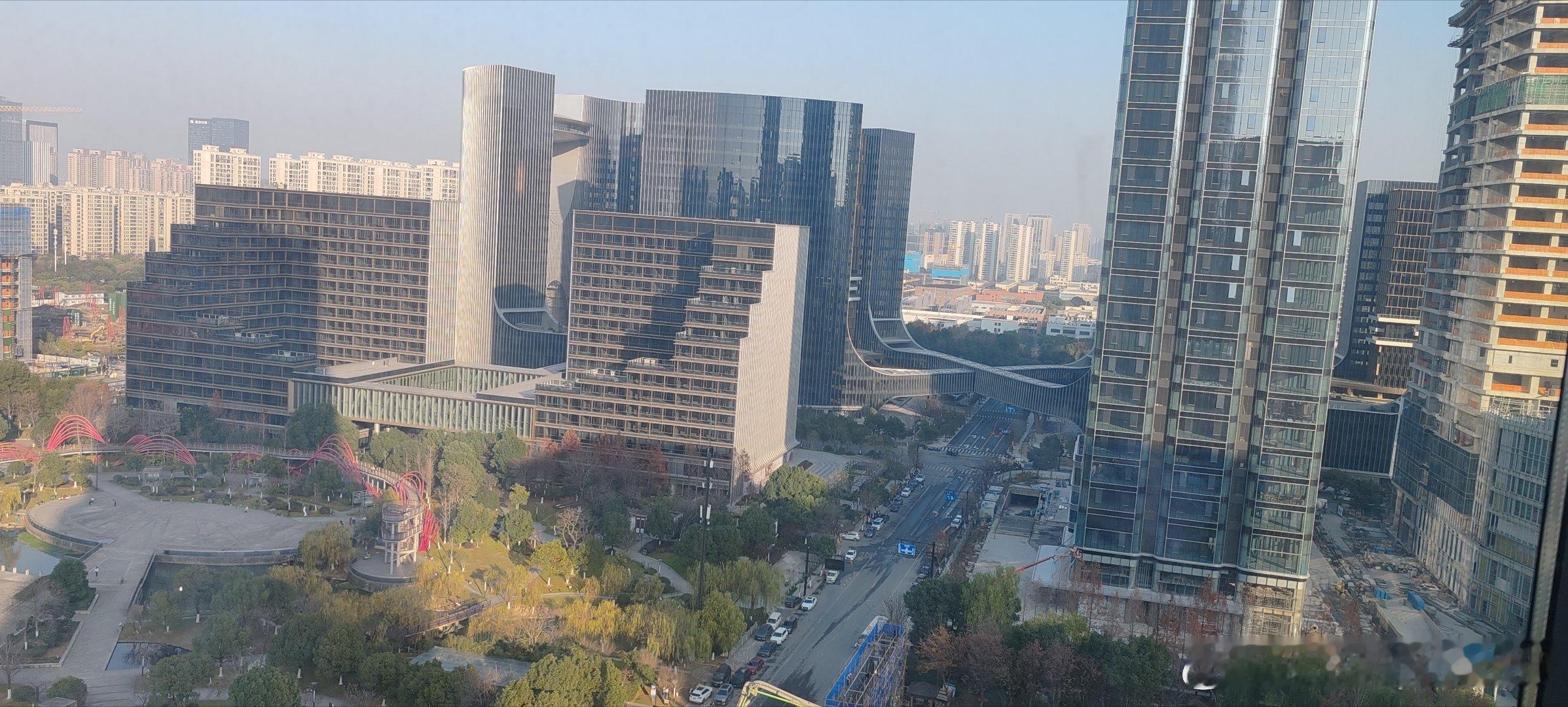 今天来杭州出差，一直以来都挺喜欢杭州这座城市的 