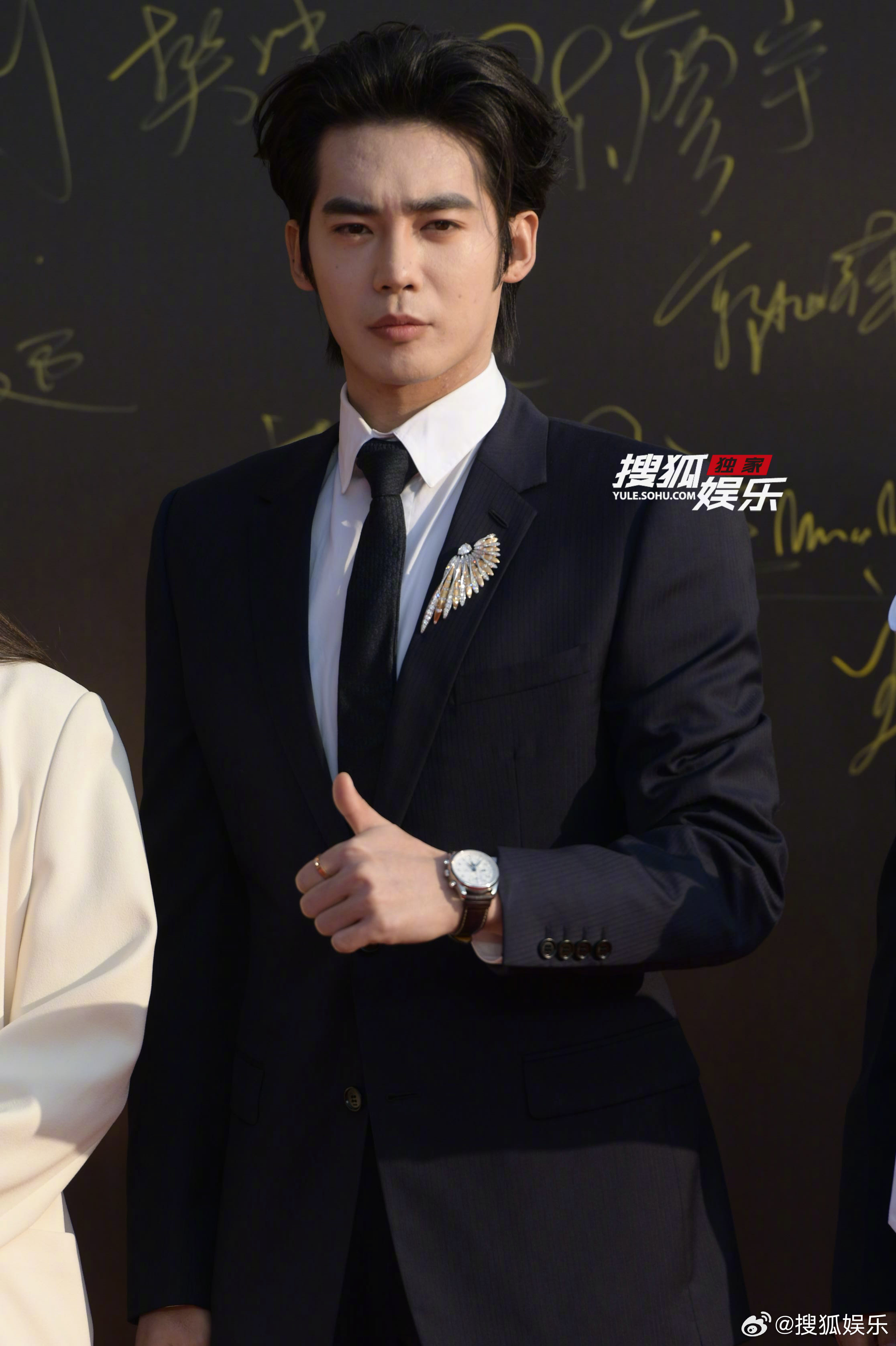 于适cmg中国电影盛典红毯生图来啦！这颜值和身材穿上正装更是夯中夯