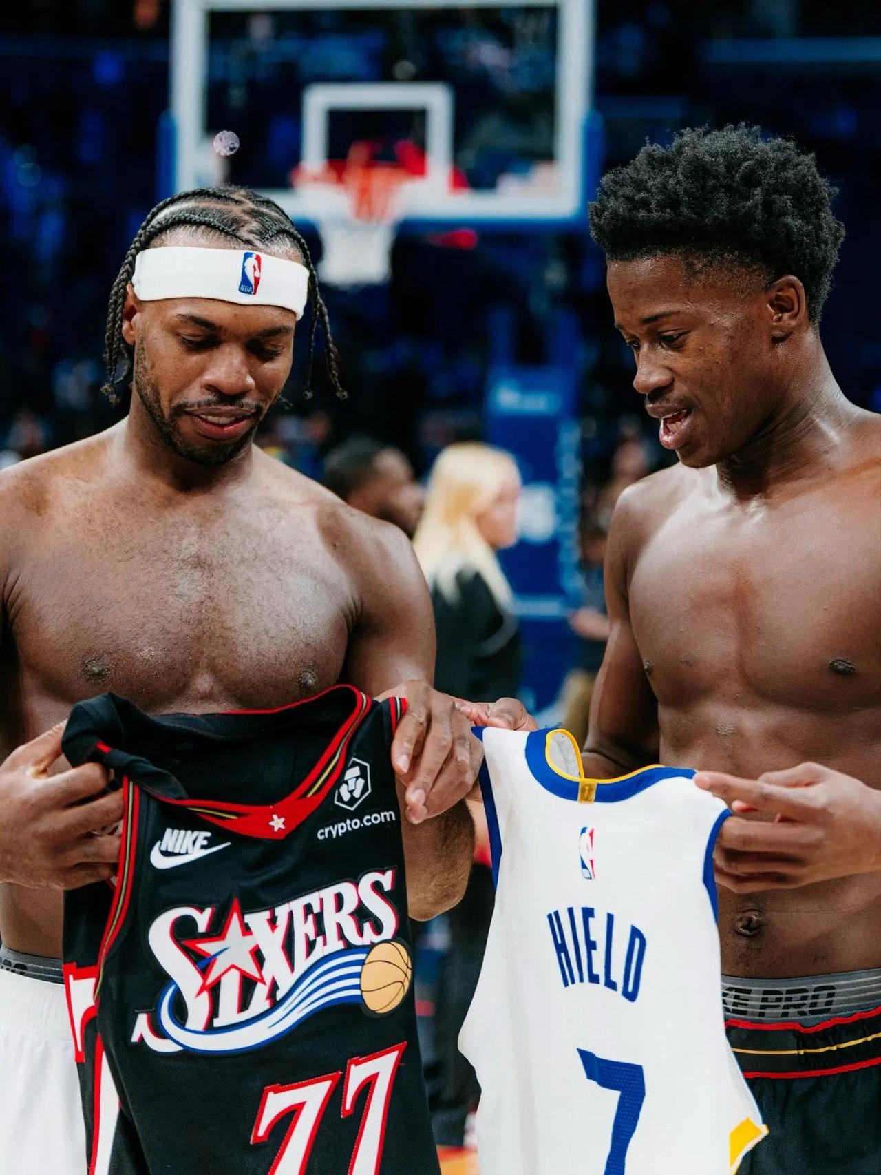 看到希尔德和埃奇库姆赛后交换球衣，才想起来，这俩还是巴哈马老乡呢。算起来，希尔德