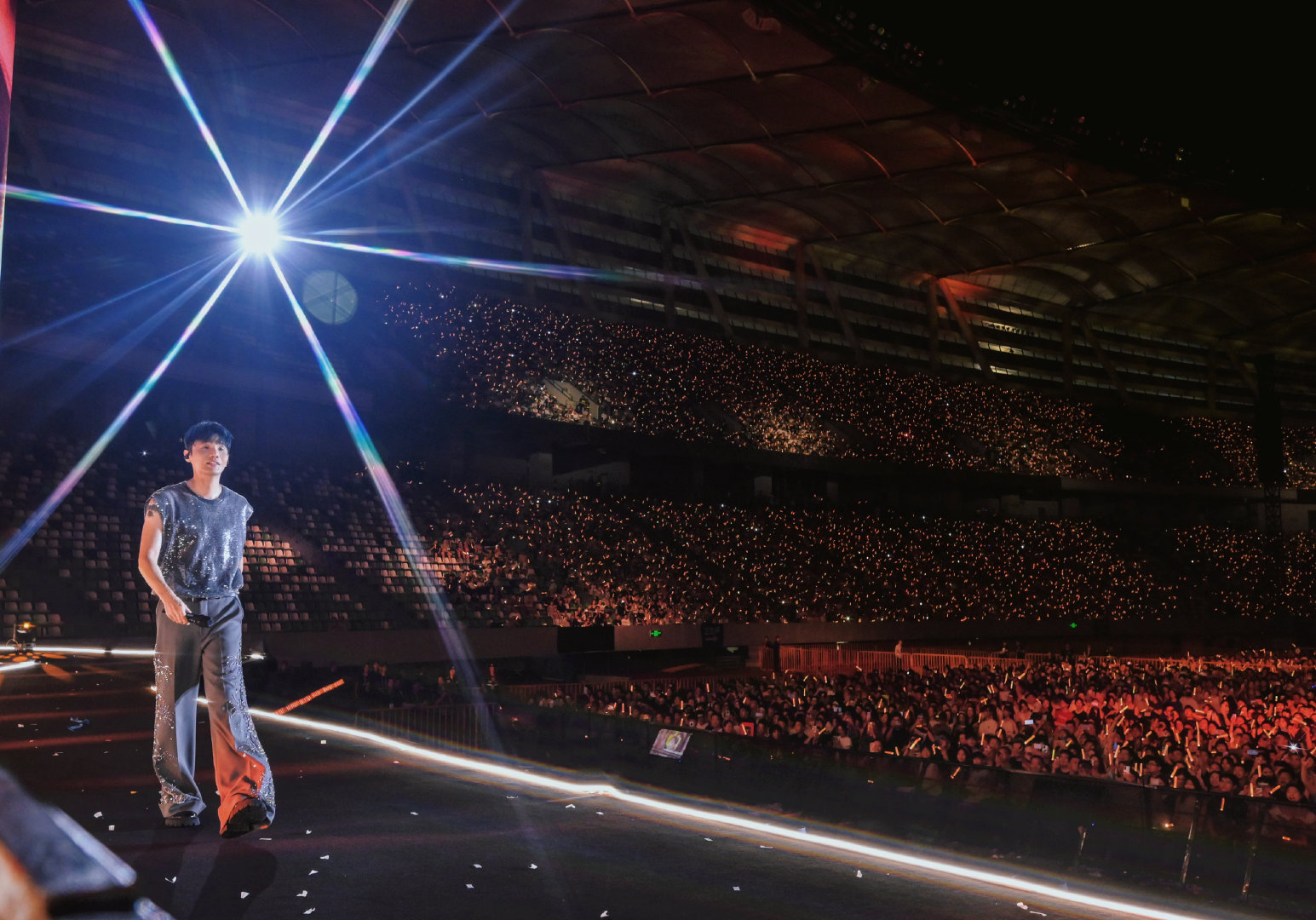 #高速运转机器进入李荣浩演唱会#李荣浩演唱会创意无限，高速运转的机器助力分贝点歌