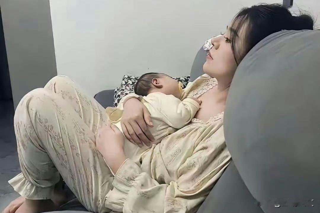 老弟深夜回家看到这一幕，
好心疼他的媳妇。
媳妇和宝宝窝在沙发上等他下班回家。