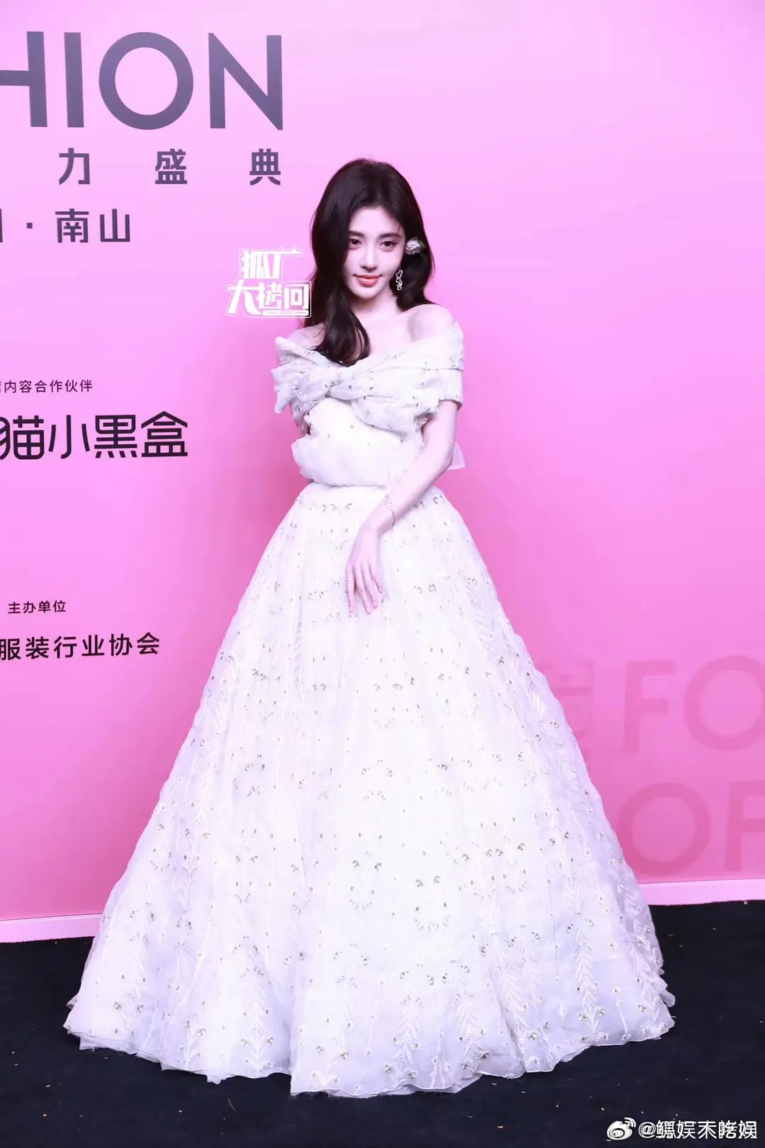 鞠婧祎为了头包脸效果忽略了全身比例，本来个子矮头就大，为了凸显头包脸，头发弄得这