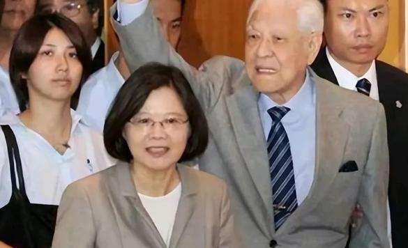 部分 “台独” 分子紧急转移资产，囤购黄金，谋划海外永久逃亡。
 
这些动向并不