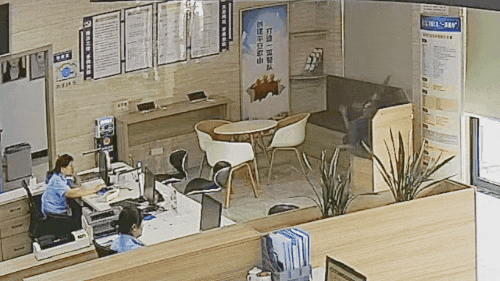 “我是所长，给你特批！”浙江金华，一名农民工因为过于劳累，睡在了路边。群众发现后